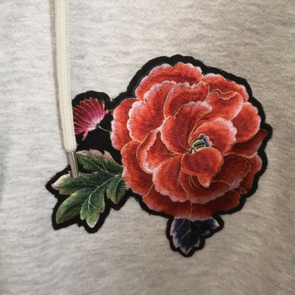 Forever 21 cropped gray hoodie with flower detail - Picture 3 of 5